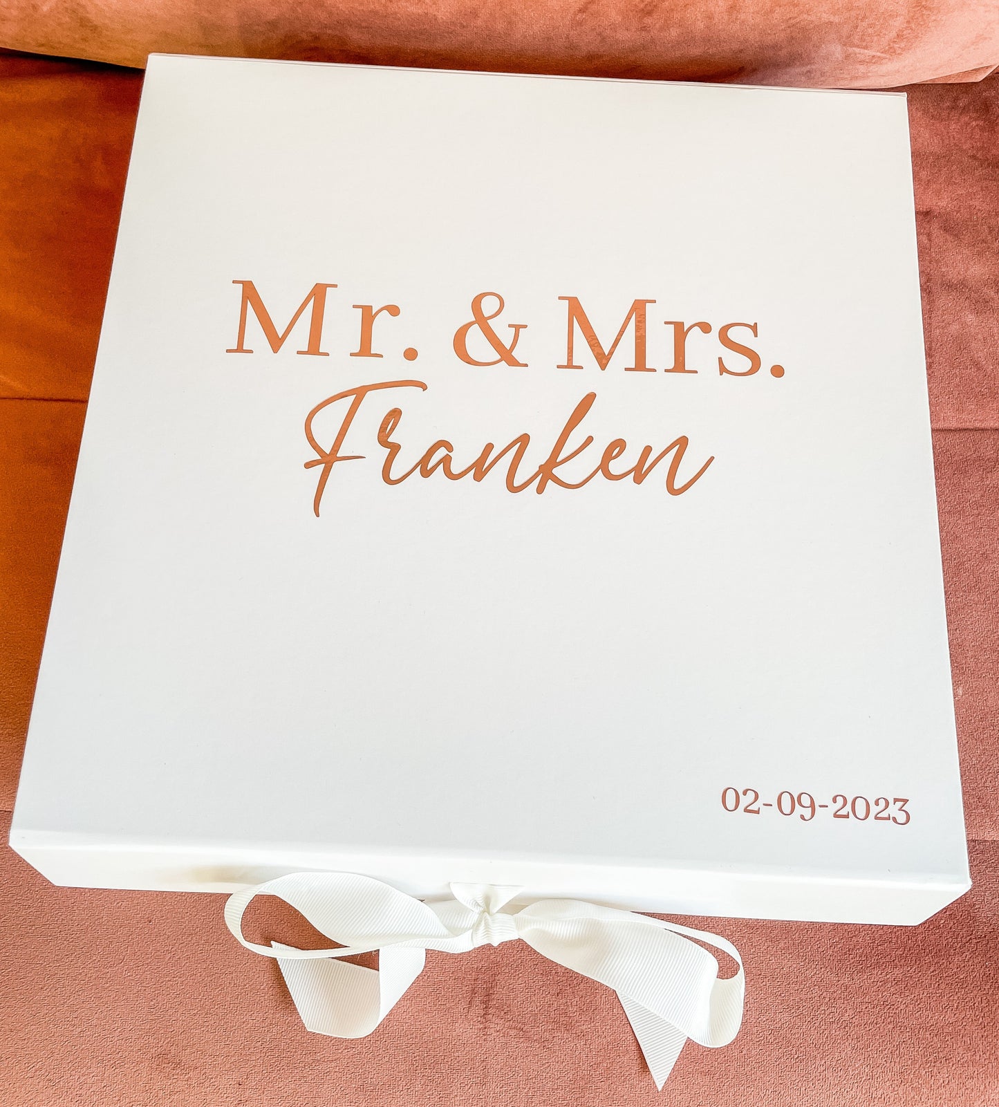 Witte giftbox met de tekst Mr. & Mrs. Franken